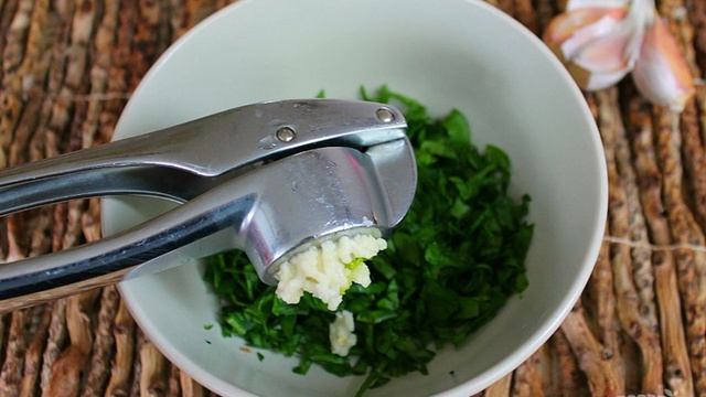 Рулетики из говяжьего языка