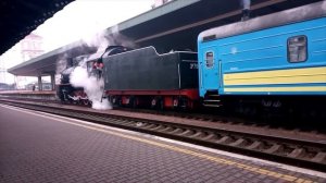 Паровозы ЭР 799 18 и ЭР 798 71 на Киевском вокзале  в составе поезда  "Рождественский экспресс".