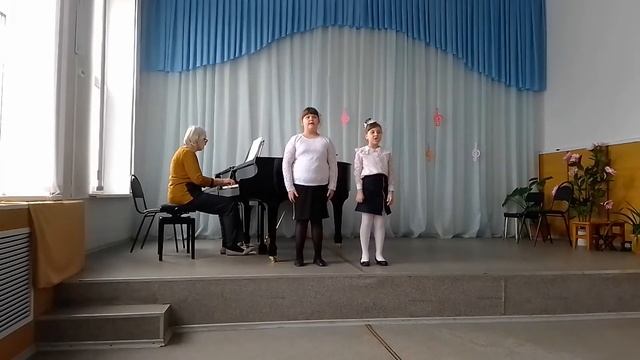 Хорольская Анастасия, Коновалова Анна 2 класс. В. Шаинский "Голубой вагон"