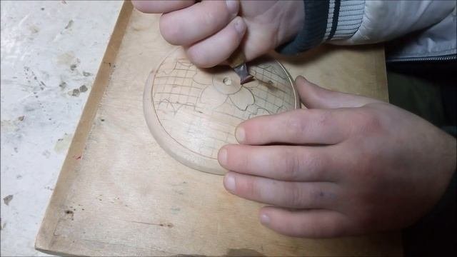 Шкатулка круглая, на трех ножках, процесс, резьба. Carved Casket.