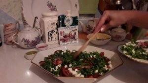 Салат из помидоров с каперсами и брынзой.