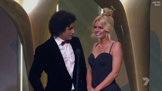 Sophie Monk's awkward moment at AACTA Awards смотреть онлайн