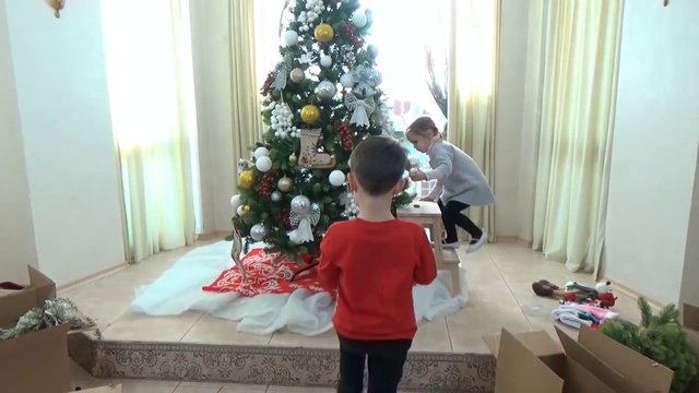 Катя наряжает игрушками новогоднюю ёлку и декорируем дом Decorating New Year Tree