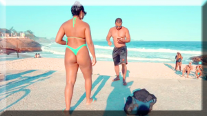 Бразилия - Прогулка по пляжу Рио-де-Жанейро - Девушки в бикини