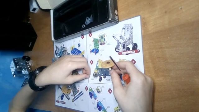 Самолёт из металлического конструктора.