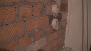 Штукатурка стен своими руками. Установка штукатурных маяков по саморезам.