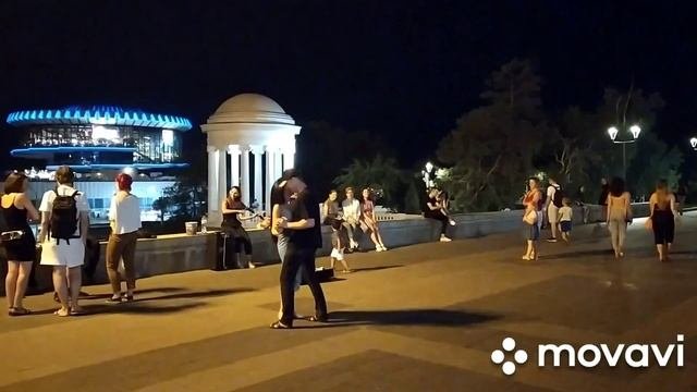 Вечером на набережной Волгограда. Лето на набережной.
