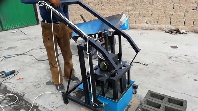 Мини шлакоблочный (пескоблочный) станок во время работы 2 смотреть онлайн