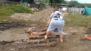 Ребенок купается в грязи а мать достаёт его