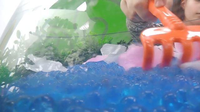 Видео для девочек - Штеффи и Челси чистят бассейн смотреть онлайн