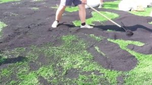 вот как засыпают резиновой крошкой футбольное поле если нет денег на спецтехнику