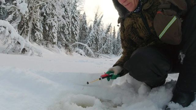С отцом на хариуса. Он знает где бурить. смотреть онлайн