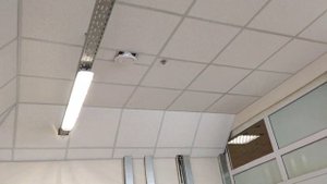 Потолок армстронг. заказчик пожелал оставить коммуникации ниже потолка.