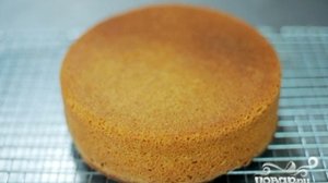 Бисквитный торт со сметанным кремом и клубникой