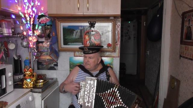 челов ураган песня\про пчелу\о гармониста самородка слухача без малейш муз образован и самоучителей смотреть онлайн