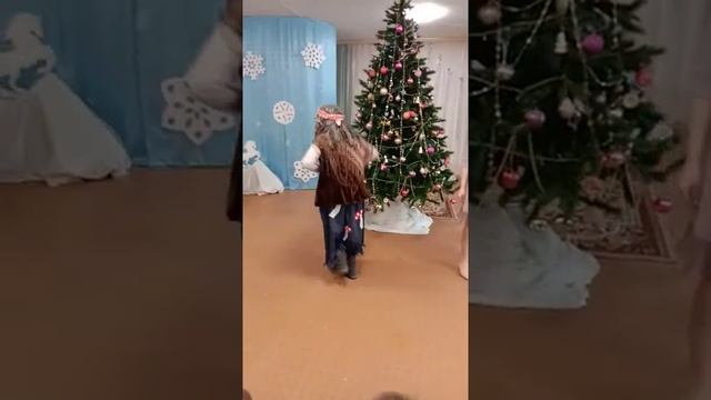 В темном лесе есть избушка.