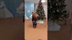 В темном лесе есть избушка.