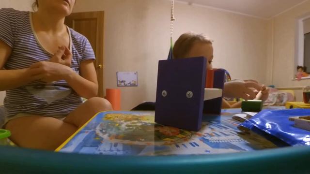 Игра с молоточком и гвоздиками - развитие крупной моторики координации изучение цветов