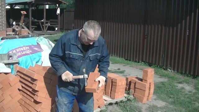 Как правильно колоть (ломать) кирпич молотком-кирочкой. смотреть онлайн