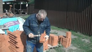 Как правильно колоть (ломать) кирпич молотком-кирочкой.