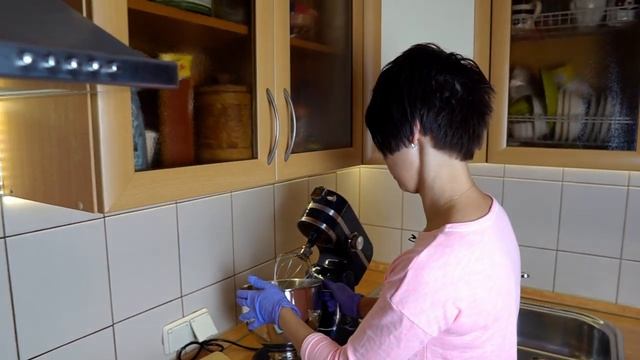 Торт "Молочная девочка" со сливочным кремом, ягодным курдом и свежими ягодами