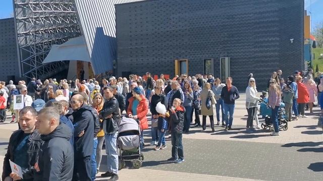 Очередь за солдатской кашей в Молодечно 9 мая