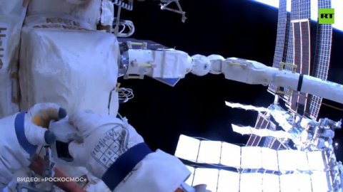 Российские космонавты совершили первый выход в открытый космос в 2024 году