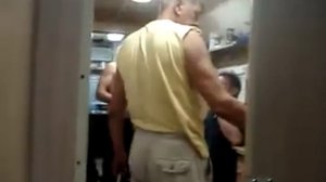 Рвут зуб плоскогубцами