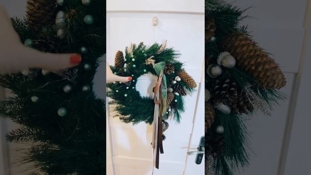 Как красиво и просто украсить Рождественский венок из хвои ели и сосны? #школафлористики #венок