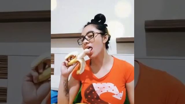 Tante Hot  Instagram  “Lagi makan pisang yg jomblo jangan sampai baper yach instagram live hot