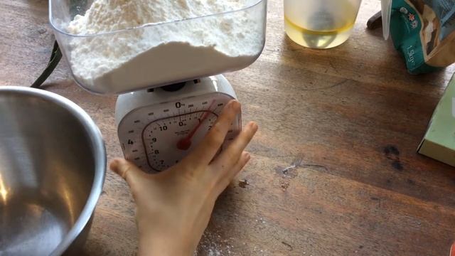 Measuring 500g strong bread flour, 7g yeast and 2 teaspoons salt for bread recipe смотреть онлайн