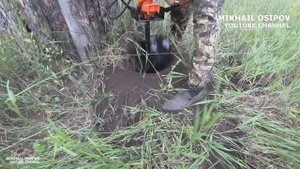 Бурим лунки 300 мм под столбы из шпал для забора на участке