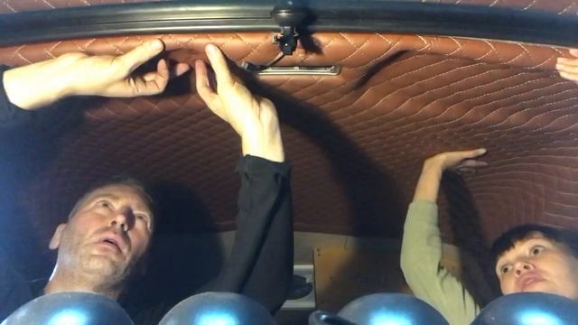 Установили потолок (теперь все в одном стиле)  Ай да потолочек …..
