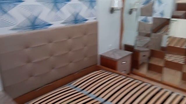 Спальня с зеркальной стеной смотреть онлайн