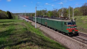 Электровоз ВЛ11М-308А/307 с грузовым поездом.