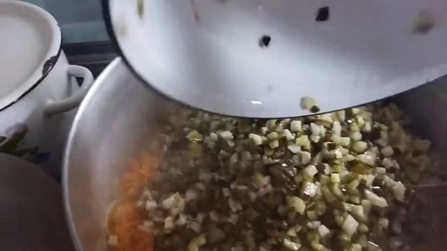 если взорвалась банка с огурцами? что можно сделать.Да просто приготовить рассольник на зиму