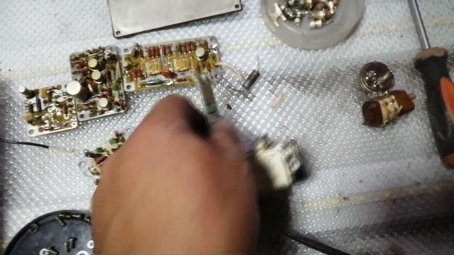 Часть не до конца разобранного прибора с металлоприемки с ценными радиодеталями