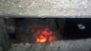 Огонь в котле,горит щебень