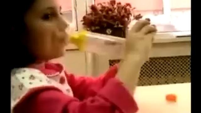 Maskeli hazne kullanma tekniği (How to use an aerochamber) смотреть онлайн