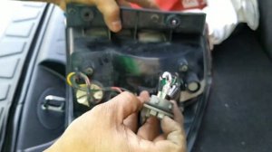 KIA MOHAVE breaklight bulb replacement - para iwas huli!...