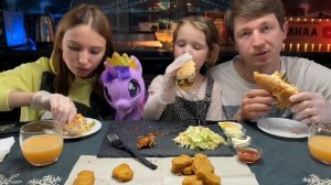 ?МУКБАНГ ХОТ-ДОГ С КРЕВЕТКАМИ / СРАВНИВАЕМ НАГГЕТСЫ / УСЛЫШАЛИ ПАРОВОЗ?