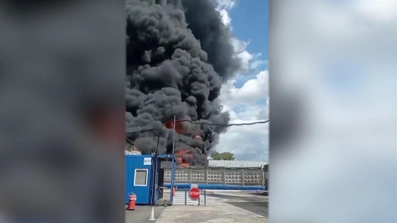 В Петербурге площадь пожара на складе с покрышками достигла уже 3,5 тысяч квадратных метров