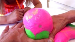 Катя и Макс надули пузырь из слайма