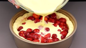 Тает во рту, как клубничное мороженое! Вкусный летний ПИРОГ "КЛУБНИКА СО СЛИВКАМИ"