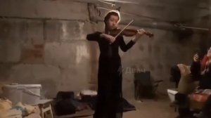 Искусство вечно! Девушка играет на скрипке в бомбоубежище. ?