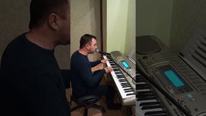Королева снежная под пианино спел