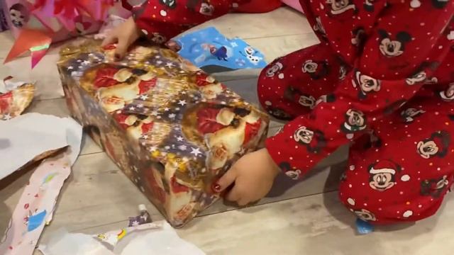 Алиса и Ариша открывают подарки. НОВЫЙ ГОД. подарки ПОД ЁЛОЧКОЙ. Presents. Happy New Year. смотреть онлайн