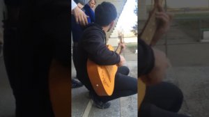 Чеченец на гитаре поет