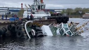 Перевернули буксир в порту Питера