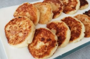 НЕЖНЕЙШИЕ СЫРНИКИ В СМЕТАННОЙ ЗАЛИВКЕ! Рецепт сырников. Как приготовить сырники со сметаной.